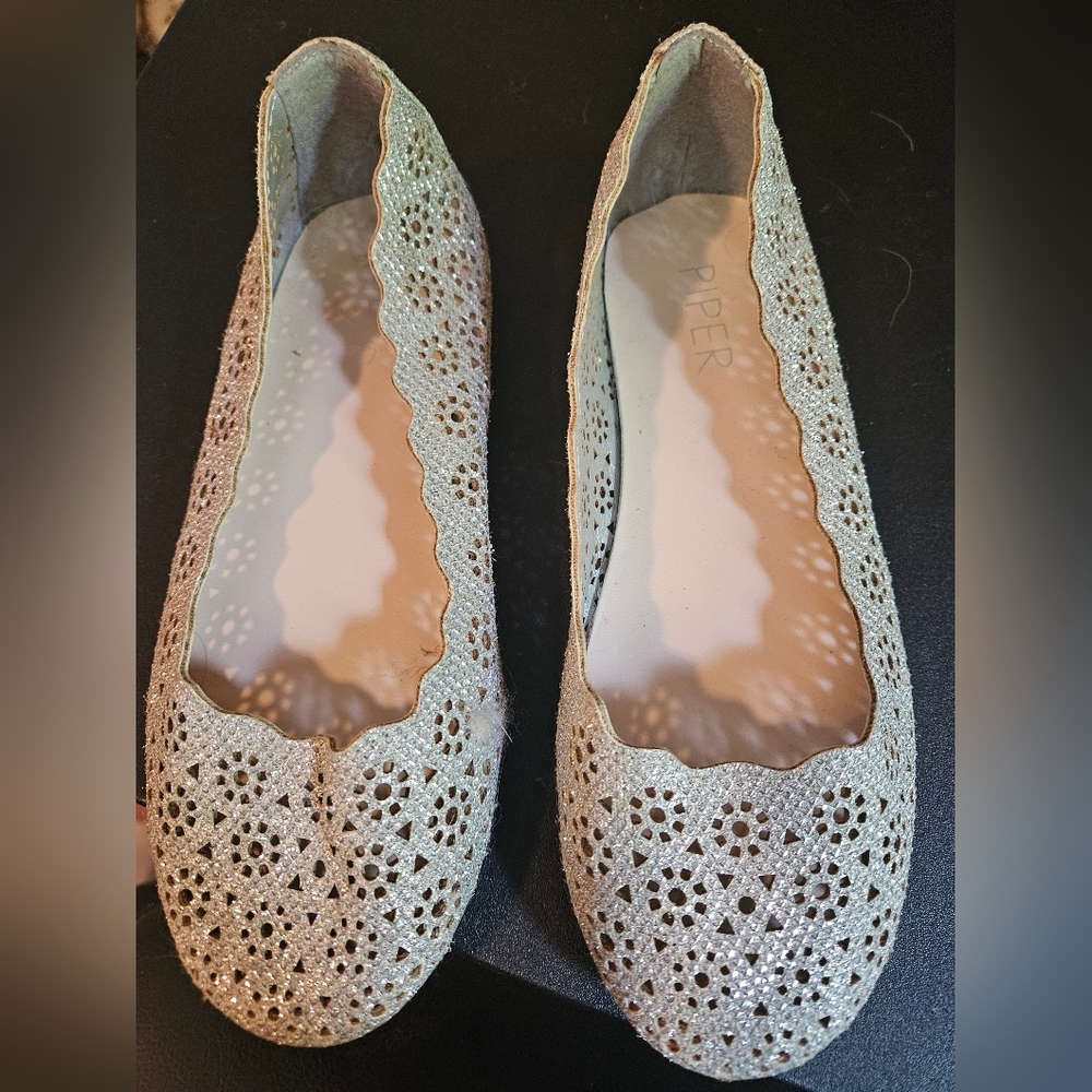 Kids Piper brand silver shoes sz 7